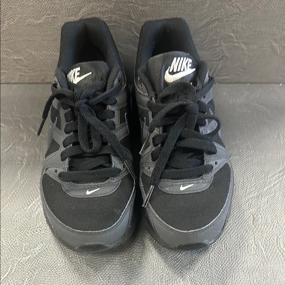 Nike Black and Gray Sneakers Sleek Design